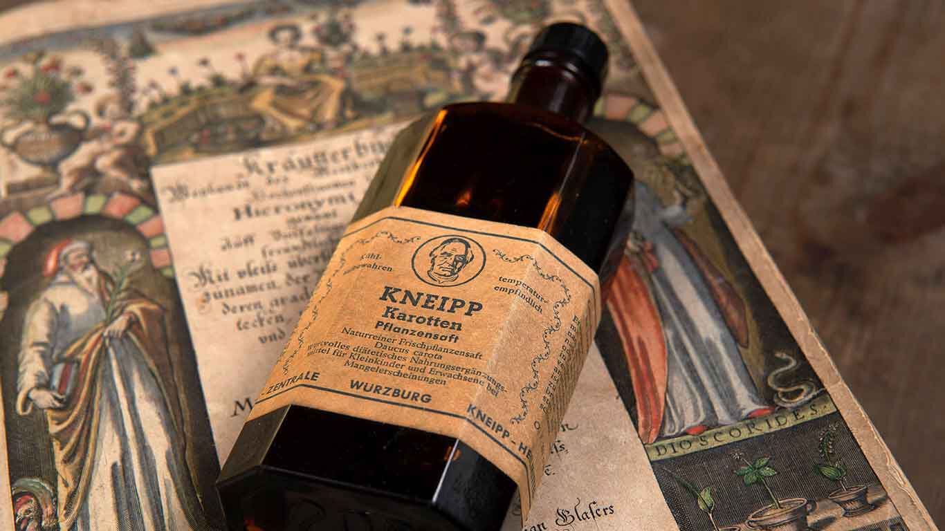 Historische fles wortelsap van Kneipp.
